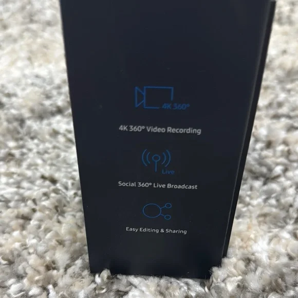 Samsung Gear 360 in Black and White - Picture 4 of 5